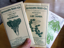 Kitazawa Seed Company（手前２つ）と、Botanical Interests（後ろ）の種。シアトルの園芸店にも置いてあります 